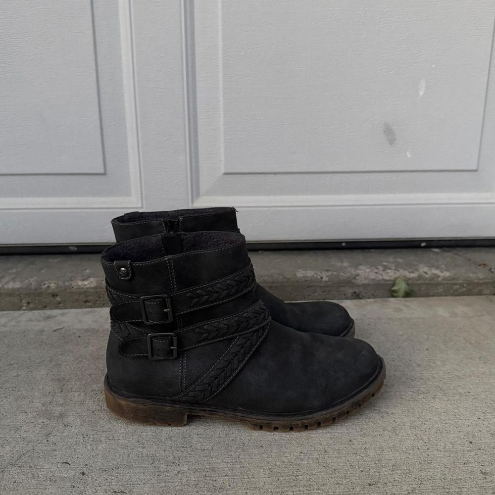 GREY ROXY Y2K WEAVE STRAP BUCKLE BOOTS